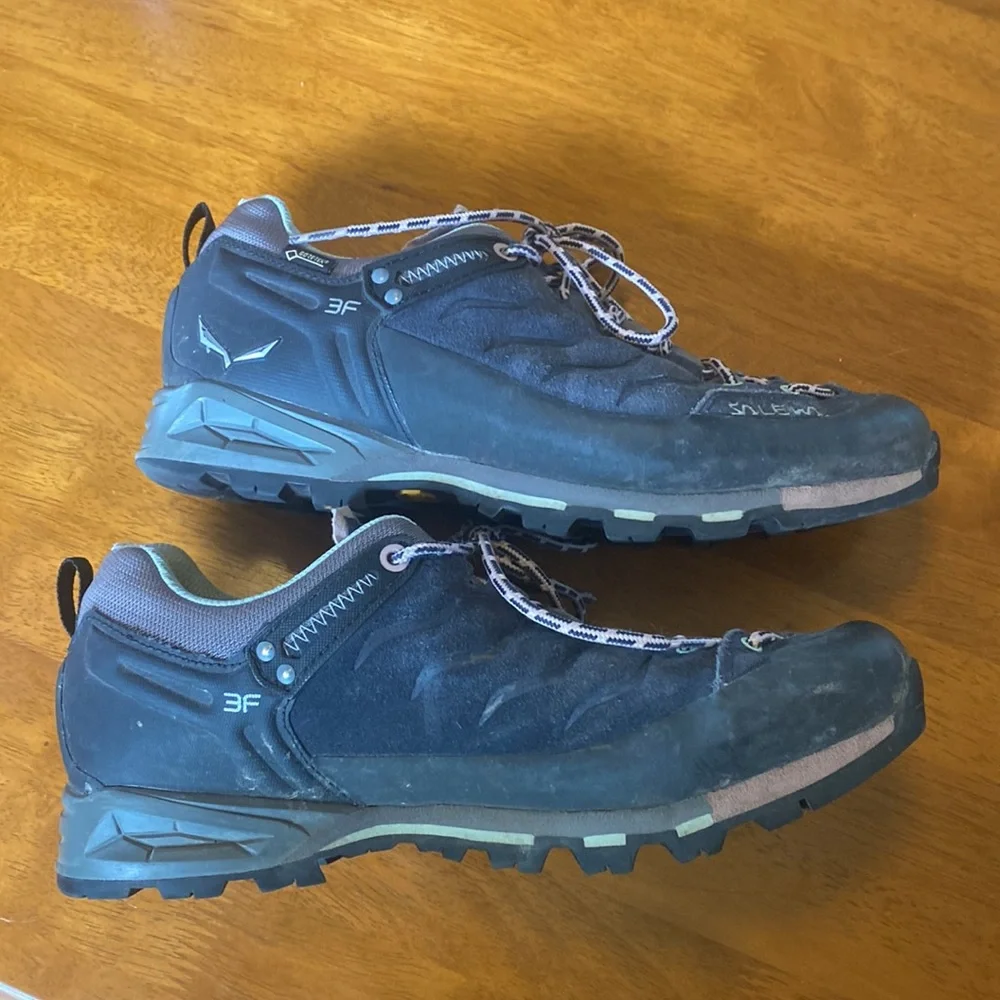 Salewa Mountain Trainer GTX 8.5 GUC Premium Navy Subtle Green Goretex